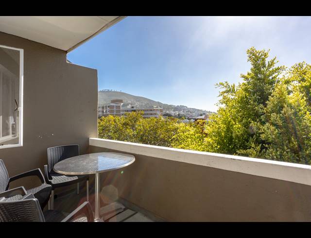 1 BEDROOM FLAT TO LET IN GARDENS
